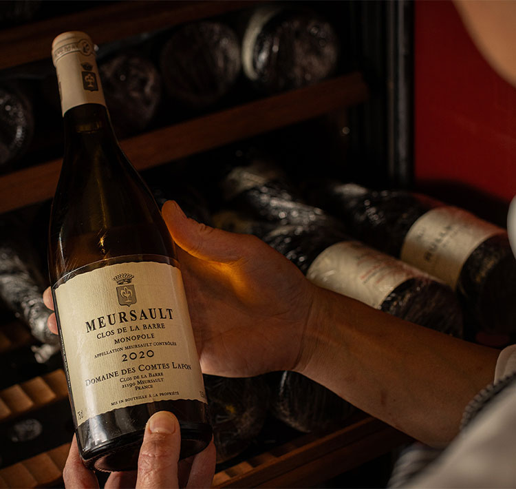 ワインを手に持つ